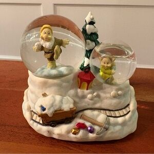 Enesco Disney Snow White seven dwarfs Musical Snow Globe “Greensleeves" vintage